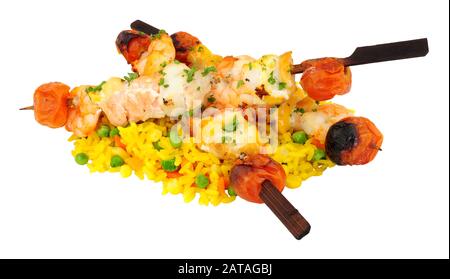 Kebab di pesce alla griglia con riso e verdure isolate su sfondo bianco Foto Stock