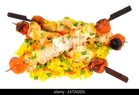 Kebab di pesce alla griglia con riso e verdure isolate su sfondo bianco Foto Stock