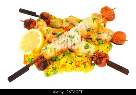 Kebab di pesce alla griglia con riso e verdure isolate su sfondo bianco Foto Stock