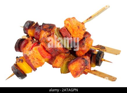 Kebab di pollo e chorizo speziato con peperoni dolci isolati su sfondo bianco Foto Stock