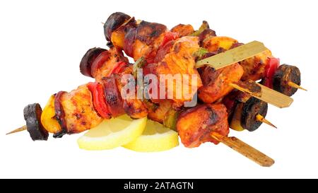 Kebab di pollo e chorizo speziato con peperoni dolci isolati su sfondo bianco Foto Stock