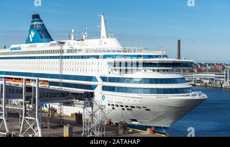 23 aprile 2019, Tallinn, Estonia. Ad alta velocità per i passeggeri e di traghetto per auto della spedizione estone preoccupazione Tallink Silja Europa nel porto di Tallinn. Foto Stock