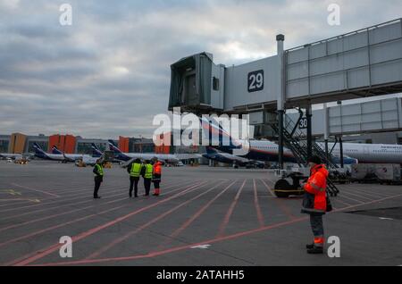 Ottobre 29 Mosca, Russia passeggero ponte di imbarco presso l'Aeroporto Internazionale di Sheremetyevo. Foto Stock