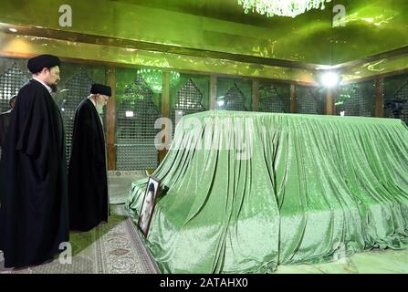 Teheran, Iran. 1st Feb, 2020. Un quadro fornito dal sito ufficiale del capo supremo dell'Iran il 1° febbraio 2020, mostra al leader supremo dell'Iran Ayatollah ALI KHAMENEI la visita al mausoleo del fondatore della Repubblica islamica, Ayatollah Ruhollah Khomeini, nel sud di Teheran, In occasione del 41st anniversario del ritorno dall'esilio di Khomeini. L'Iran celebrerà il suo 41st anniversario di rivoluzione l'11 febbraio 2020. Credito: Iranian Supreme Leader'S Website/Zuma Wire/Alamy Live News Foto Stock