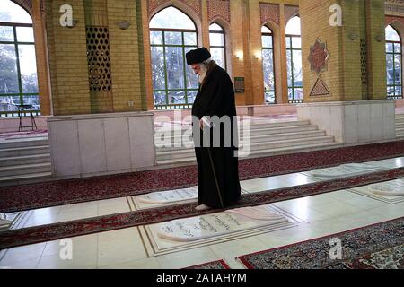 Teheran, Iran. 1st Feb, 2020. Un quadro fornito dal sito ufficiale del capo supremo dell'Iran il 1° febbraio 2020, mostra al leader supremo dell'Iran Ayatollah ALI KHAMENEI la visita al mausoleo del fondatore della Repubblica islamica, Ayatollah Ruhollah Khomeini, nel sud di Teheran, In occasione del 41st anniversario del ritorno dall'esilio di Khomeini. L'Iran celebrerà il suo 41st anniversario di rivoluzione l'11 febbraio 2020. Credito: Iranian Supreme Leader'S Website/Zuma Wire/Alamy Live News Foto Stock