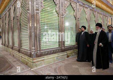 Teheran, Iran. 1st Feb, 2020. Un quadro fornito dal sito ufficiale del capo supremo dell'Iran il 1° febbraio 2020, mostra al leader supremo dell'Iran Ayatollah ALI KHAMENEI la visita al mausoleo del fondatore della Repubblica islamica, Ayatollah Ruhollah Khomeini, nel sud di Teheran, In occasione del 41st anniversario del ritorno dall'esilio di Khomeini. L'Iran celebrerà il suo 41st anniversario di rivoluzione l'11 febbraio 2020. Credito: Iranian Supreme Leader'S Website/Zuma Wire/Alamy Live News Foto Stock