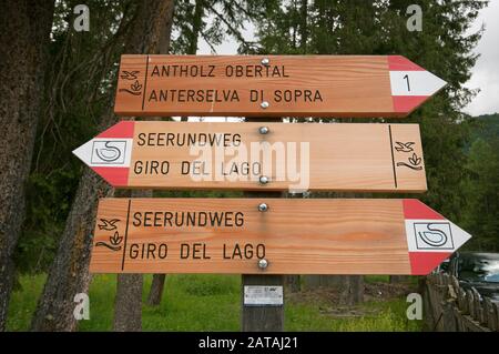 Segnaletica In Legno Nella Valle Anterselva (Anterselva), Osttirol, Trentino Alto Adige, Italia Foto Stock