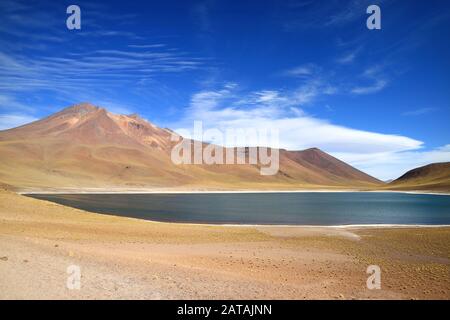 Il lago Miniques con il vulcano Cerro Miscanti Sullo Sfondo dell'altopiano del Cile settentrionale Foto Stock