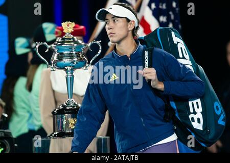 Melbourne, Australia. 01st Feb, 2020. Tennis: Grand Slam, Australian Open. Signore, single, finale, Kenin (USA) - Muguruza (Spagna). Garbine Muguruza passa la coppa del vincitore. Merito: Frank Molter/Dpa/Alamy Live News Foto Stock