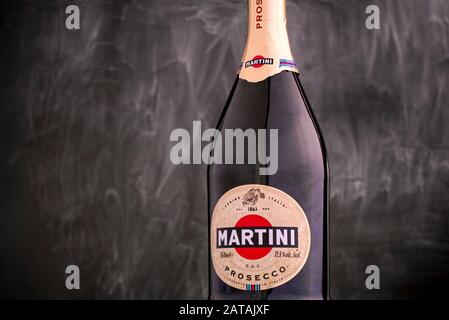 Tambov, Federazione Russa - 07 Settembre 2019 Bottiglia di Prosecco Martini su sfondo nero. Foto Stock