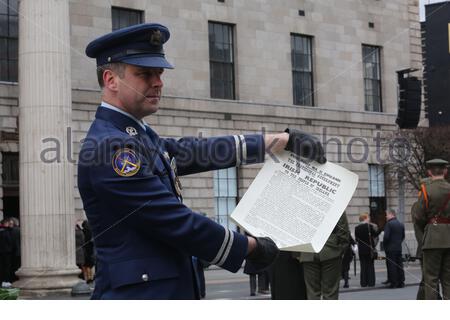 Un capitano dell'esercito irlandese presenta una copia Della Proclamazione della Repubblica irlandese che aveva appena letto durante le cerimonie pasquali del 1916 a Dublino Foto Stock