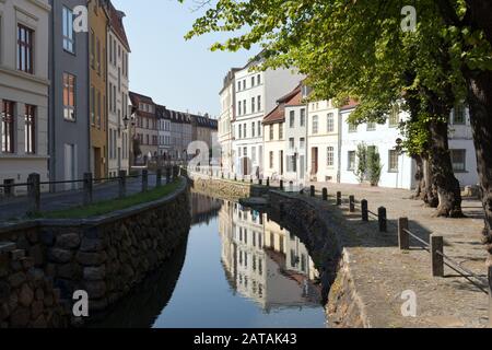 Fiume Muehlengrube con la Chiesa di San Nicola, Wismar, Meclemburgo-Pomerania Occidentale, Germania Foto Stock