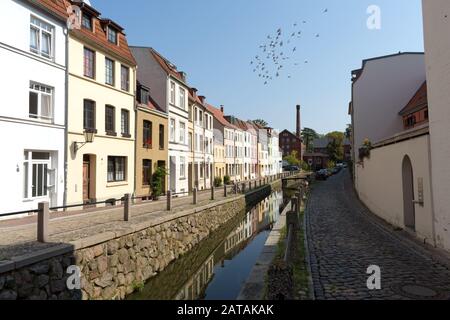 Fiume Muehlengrube con la Chiesa di San Nicola, Wismar, Meclemburgo-Pomerania Occidentale, Germania Foto Stock