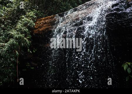 Bella cascata nella gamma Knuckles, Sri Lanka Foto Stock