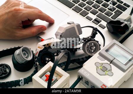 Tambov, Federazione russa - 25 dicembre 2019 Persone codifica a mano LEGO MINDSTORMS EV3 blocchi robot su laptop. Foto Stock