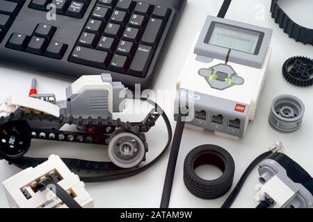 Tambov, Federazione russa - 25 dicembre 2019 tastiera nera e codice LEGO MINDSTORMS EV3 blocchi robot. Foto Stock