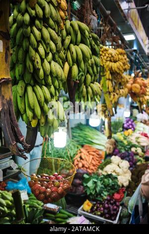 Frutta e verdura biologica in un mercato a Nuwara Elyia, Sri Lanka Foto Stock