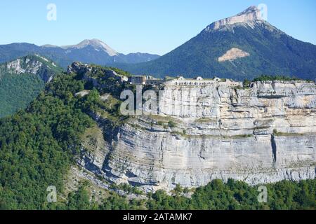 VISTA AEREA. Forte militare di Saint-Eynard in piedi in cima a una scogliera precipitante. Isère, Auvergne-Rhône-Alpes, Francia. Foto Stock