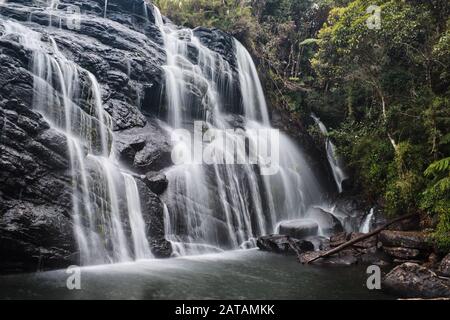 Bellissime cascate nel parco nazionale di Horton Plains, Sri Lanka Foto Stock