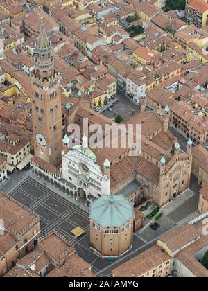 VISTA AEREA. Campanile e cattedrale di Cremona. Provincia di Cremona, Lombardia, Italia. Foto Stock