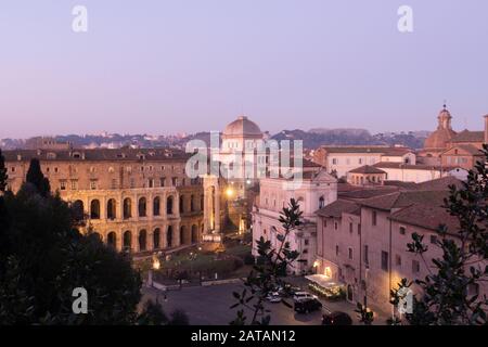 Roma, Italia - 2 gennaio 2020: Teatro di Marcello o Teatro di Marcello, Tempio di Apollo Sosianus, Chiesa di Santa Maria in Campitelli e sinagoga, R. Foto Stock