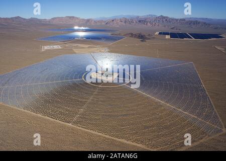 VISTA AEREA. Ivanpah Solar Electric Generating System (la più grande centrale solare concentrata al mondo dal 2018). Mojave Desert, California, USA. Foto Stock