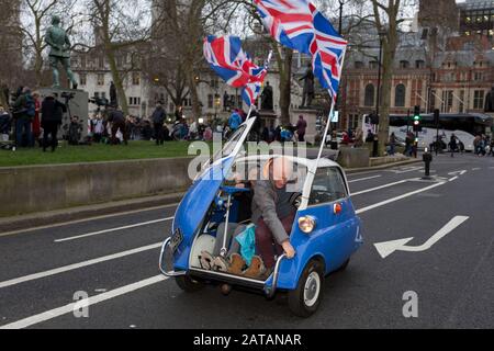 Dopo tre anni e mezzo di sconvolgimenti politici al parlamento britannico, i sostenitori della Brexit celebrano a Westminster il giorno della Brexit, il giorno in cui il Regno Unito lascia legalmente l’Unione europea, il 31st gennaio 2020, a Londra, in Inghilterra. Foto Stock