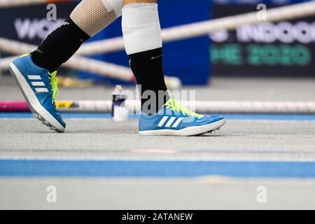 Rheinstetten, Germania. 31st Gen 2020. Atletica: Indoor-Meeting Karlsruhe, un atleta indossa scarpe con punte. Credito: Tom Weller/Dpa/Alamy Live News Foto Stock