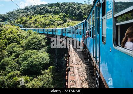 Un treno che passa sopra il ponte nello Sri Lanka Foto Stock