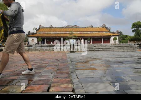 Vietnam, HANOI-CIRCA GENNAIO 2020--persone non identificate vicino al tempio Foto Stock