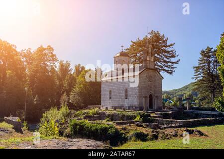 Antico monastero di pietra nell'antica capitale del Montenegro nella città di Cetinje Foto Stock