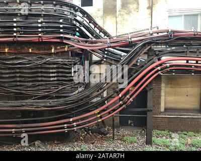 Londra, Regno Unito - 26 gennaio 2020: Cablaggio di discesa sopra il suolo accanto ai binari del treno alla stazione della metropolitana di London Edgware Road. Foto Stock