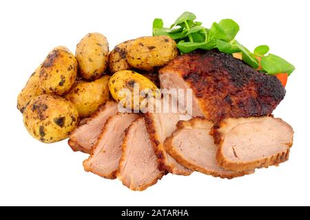 Pasto di anatra arrosto con patate arrosto isolato su uno sfondo bianco Foto Stock