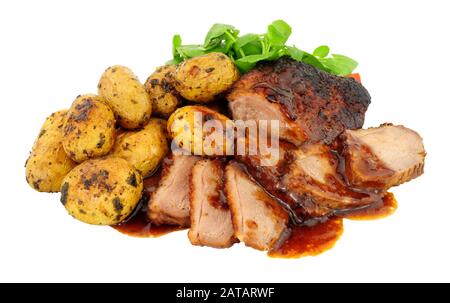 Piatto di anatra arrosto con patate arrosto e salsa a piombo isolato su uno sfondo bianco Foto Stock