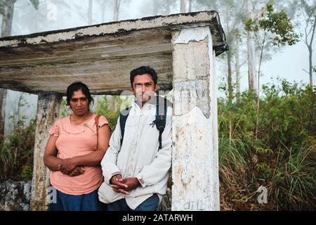 Uomo e donna dello Sri Lanka nella giungla. Foto Stock