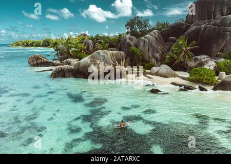 Bellissima spiaggia di sabbia bianca su un'isola tropicale delle Seychelles - la famosa spiaggia di Anse d'Argent a la Digue Foto Stock