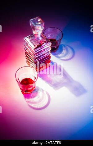 Caraffa quadrata in vetro con liquore e due bicchieri di vetro. Vista dall'alto Foto Stock
