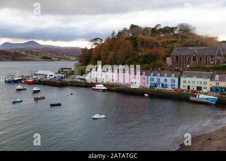 Portree Scotland, Regno Unito - 4 novembre 2019: Case colorate nel porto Foto Stock