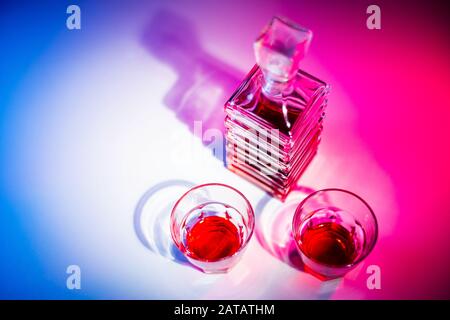 Caraffa quadrata in vetro con liquore e due bicchieri di vetro. Vista dall'alto Foto Stock
