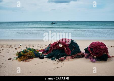 Reti da pesca sedute su una spiaggia di sabbia tropicale in Sri Lanka Foto Stock