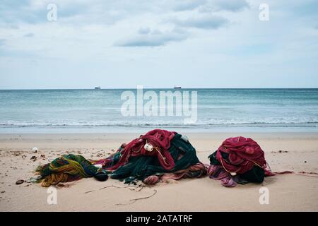 Reti da pesca sedute su una spiaggia di sabbia tropicale in Sri Lanka Foto Stock