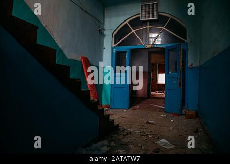 All'interno della vecchia Orlovka Asilo per l'insano nella regione di Voronezh. Scuro creepy abbandonato ospedale mentale Foto Stock