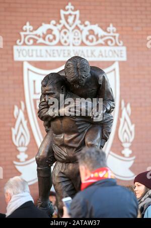 Una vista generale della nuova statua di Bob Paisley, che porta la statua di Emlyn Hughes ad Anfield, Liverpool. Foto Stock