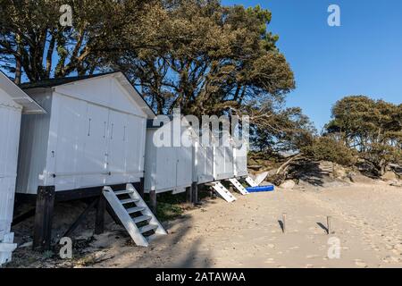 Cabine bianche sulla spiaggia di Sableaux a Noirmoutier en l'île (Vendee, Francia) Foto Stock