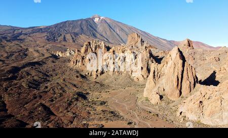 Colpo di drone dal vulcano Teide sull'isola delle Canarie Tenerife. Con sulle rocce in primo piano e sulle pietre di lava marrone sinistra. Foto Stock