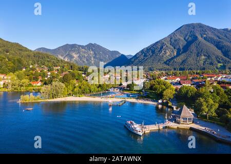 Passeggeri in barca al piano di atterraggio e piscina all'aperto Rottach-Egern al Lago Tegernsee, sulla destra Wallberg, fuco girato, alta Baviera Foto Stock