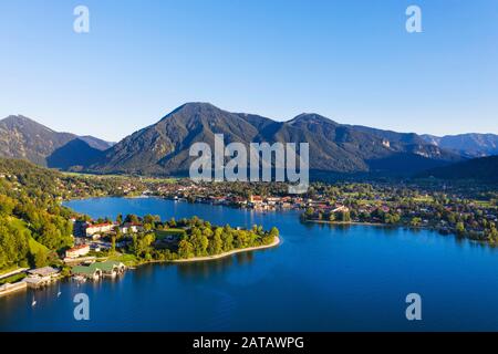 Lago Tegernsee, penisola di Point e Rottach-Egern, Wallberg, fuco girato, alta Baviera, Baviera, Germania Foto Stock