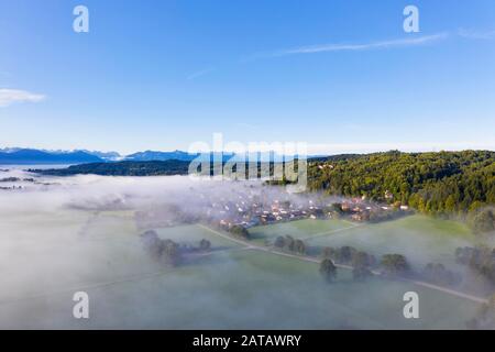 Nebbia a terra sopra Eurasburg, dietro le Alpi, ai piedi delle Alpi, fuco fucilato, alta Baviera, Baviera, Germania Foto Stock