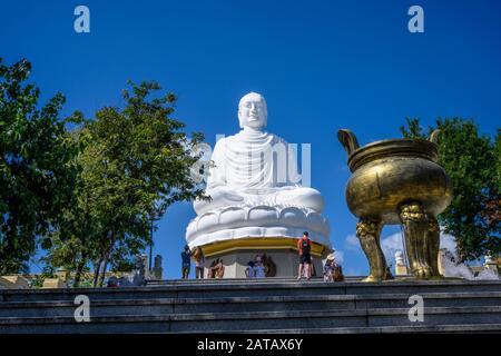 Il Grande Buddha alla Pagoda di Long Son nella città di Nha Trang in Vietnam. 14 Gennaio 2020 Foto Stock