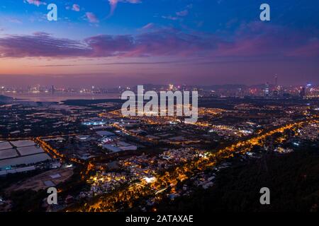 Veduta aerea dei campi verdi rurali nel confine di Hong Kong e dei lucernari in Shenzhen, Cina Foto Stock